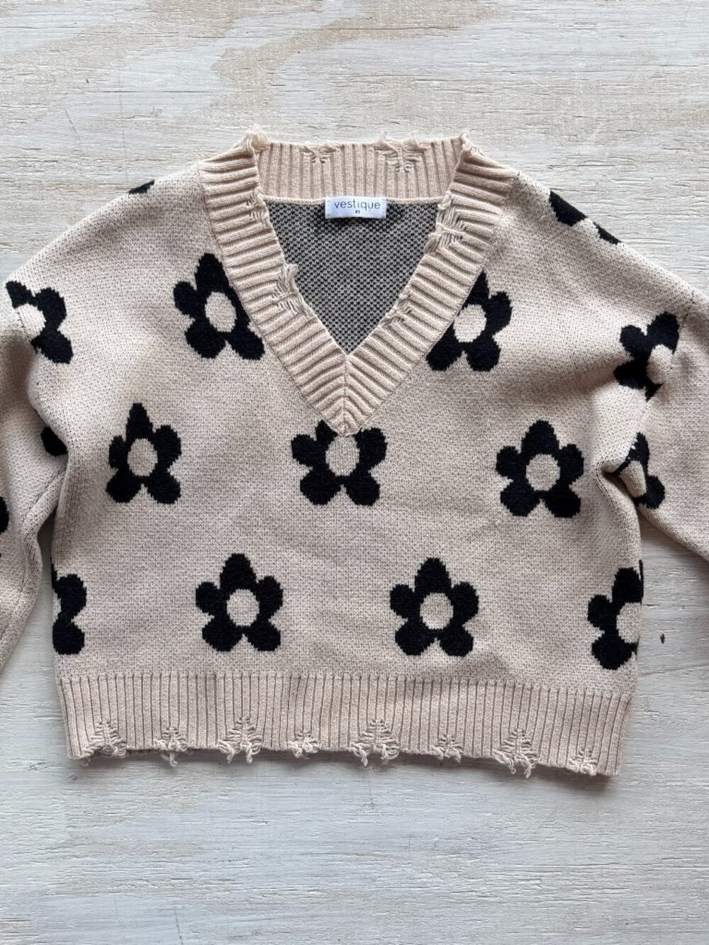 Vestique Distressed Cropped V-Neck Floral Sweater Tan Black Flower XS